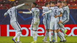 Para pemain Chelsea merayakan gol yang dicetak oleh Olivier Giroud ke gawang Atletico Madrid pada laga Liga Champions di Arena Nationala, Rumania, Rabu (24/02/2021). Chelsea menang dengan skor 1-0. (AP/Vadim Ghirda)