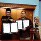 Penandatanganan kesepakatan bersama antara Pemerintah Daerah Provinsi Jawa Barat dengan Yayasan Infra Digital Nusantara tentang program CSR HUB (Liputan6.com/Jayadi Supriadin)