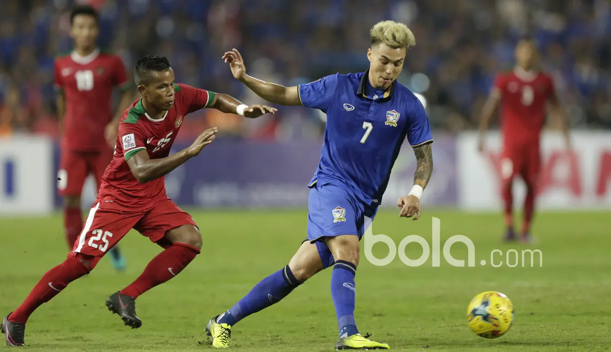 Manahati Lestusen terus mengganggu pemain Thailand, Cappuis pada leg kedua final Piala AFF 2016 di Stadion Raja Manggala, (17/12/2016). (Bola.com/Vitalis Yogi Trisna)
