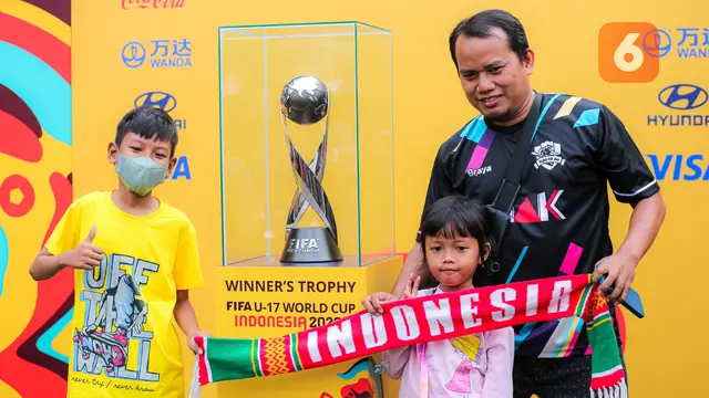 Foto: Antusiasme Warga saat Melihat Trofi Piala Dunia U-17 di Hari Bebas Kendaraan Bermotor