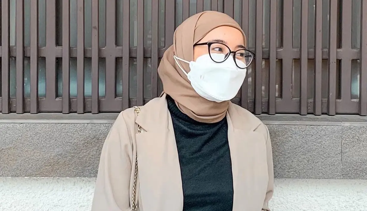 Meski pakai masker, namun tak mengurangi pesona yang dipancarkan oleh bintang sinetron Para Pencari Tuhan Jilid 15 ini. Warna cokelat jenis berbeda yang dikenakannya untuk jilbab dan blazer perlihatkan penampilan menarik ala Salma Paramitha. Membuat penampilan jadi tampak elegan, kenakan blazer memang cocok untuk acara semi-formal hingga formal dan selalu jadi pilihan. (Liputan6.com/IG/@salmaparamitha)