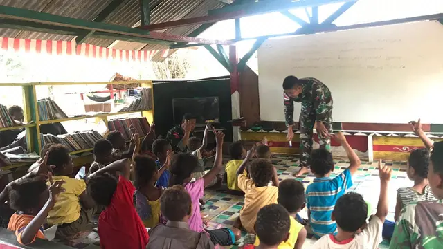 Satgas Pamtas RI-PNG Yonif 411 Kostrad Berikan Bimbel Kepada Anak-Anak Sekolah
