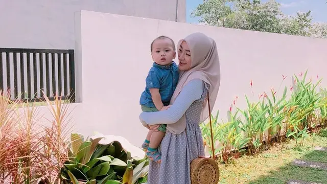 6 Potret Kebersamaan Larissa Chou dan Anaknya yang Bikin Gemas