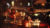 Akibat tingginya genangan air, arus lalu lintas yang melewati kawasan Kemang macet, (11/8/2014).(Liputan6.com/Miftahul Hayat)