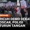 Polisi menangkap sedikitnya satu orang demonstran yang terlibat aksi blokade jalan di dekat lokasi acara Academy Awards atau Oscar, Minggu. Aksi tersebut sempat mengganggu lalu lintas beberapa blok dari lokasi perhelatan penghargaan film paling berge...