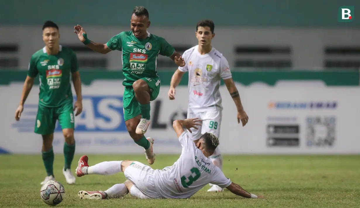 Pemain PSS Sleman, Irfan Jaya (tengah) berusaha melewati hadangan pemain Persebaya Surabaya, Reva Adi Utama saat laga pekan kelima BRI Liga 1 2021/2022  di Stadion Wibawa Mukti, Cikarang, Rabu (29/09/2021). (Bola.com/Bagaskara Lazuardi)