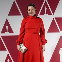 Olivia Colman mengenakan Dior di Oscar 2021. Sumber foto: Document/Dior.