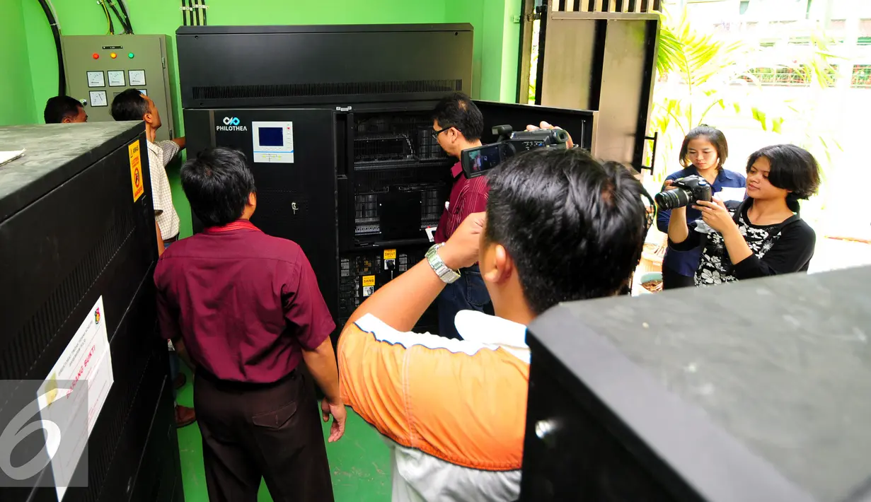 Dirtipikor Bareskrim Polri bersama tim ahli lakukan pemeriksaan UPS di SMAN 57, Jakarta, Sabtu (13/6/2015).  Pemeriksaan bertujuan sebagai untuk melengkapi berkas penyelidikan kasus pengadaan UPS yang terjadi di DKI Jakarta. (Liputan6.com/Yoppy Renato)