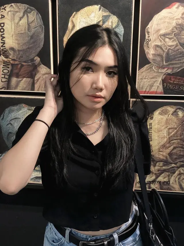 Gaya Padu Padan Jeans ala Marshella Aprilia