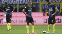 Para pemain Inter Milan tertuduk lesu usai pemain Sampdoria, Fabio Quagliarella membobol gawangnya pada lanjutan Serie A Italia di Giuseppe Meazza, (3/4/2017). Sampdoria menang 2-1. (AP/Antonio Calanni)