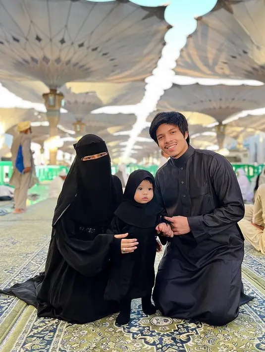 Selain membagikan momen menyaksikan pertandingan Ronaldo dan timnya, Youtuber itu juga membagikan momen umrah bersama sang buah hati. Penampilan Aurel pun mencuri perhatian karena memakai cadar saat di Masjid Nabawi. [Instagram/attahalilintar]