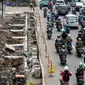 Pekerja mengerjakan proyek revitalisasi trotoar di Jalan Salemba Raya, Jakarta Pusat, Kamis (1/8/2019). Pemerintah Provinsi DKI Jakarta merevitalisasi trotoar Jalan Salemba, Kramat Raya, dan Cikini Raya dengan anggaran sebesar Rp75 milliar yang rampung pada Desember 2019. (Liputan6.com/Johan Tallo)