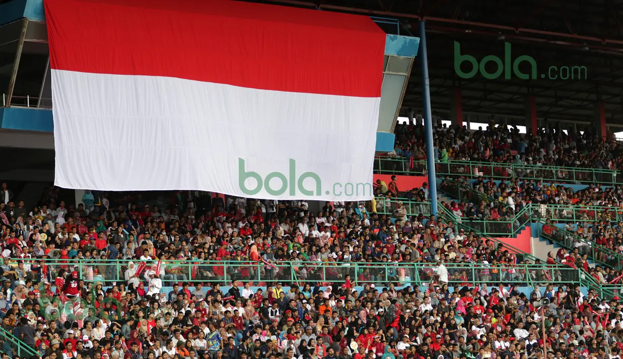 Fans tim MotoGP Repsol Honda memadati tribun Sirkuit Sentul, Bogor, untuk berjumpa dengan Marc Marquez dan Dani Pedrosa. Minggu (14/2/2016). (Bola.com/Nicklas Hanoatubun)