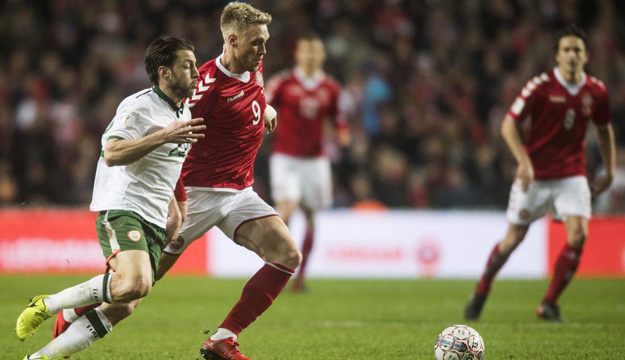 Gelandang Irlandia, Harry Arter, beradu cepat dengan striker Denmark, Nicolai Joergensen, pada laga Kualifikasi Piala Dunia 2018 di Stadion Telia Parken, Kobenhavn, Minggu (12/11/2017). Kedua negara bermain imbang 0-0. (AP/Gregers Tycho)