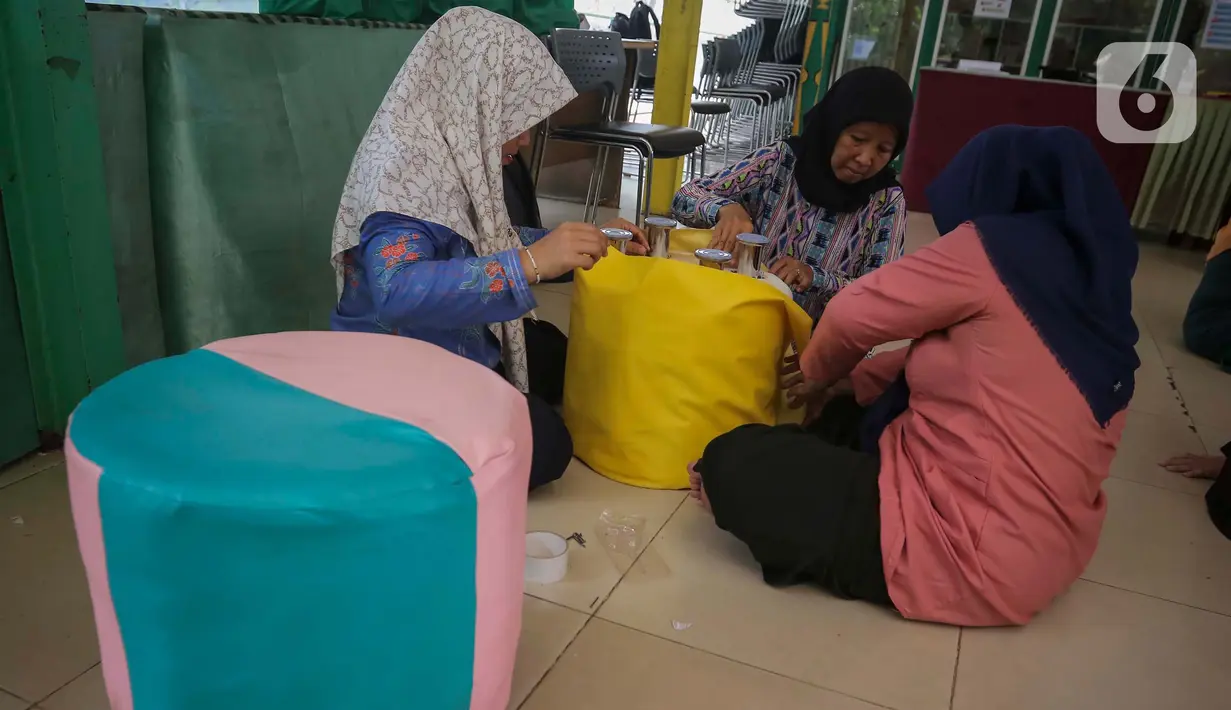 Peserta mengikuti pelatihan pembuatan kursi dari bahan limbah botol bekas di RPTRA Nusantara Ulujami, Jakarta Selatan, Selasa (28/11/2023). (Liputan6.com/Angga Yuniar)