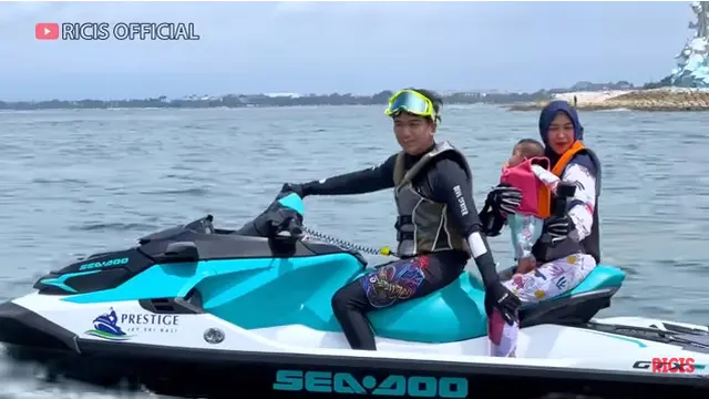 6 Potret Ria Ricis dan Teuku Ryan Ajak Baby Moana Naik Jetski, Dihujat Netizen