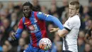 Striker Crystal Palace, Emmanuel Adebayor, berusaha melewati bek Tottenham, Eric Dier. Crystal Palace sendiri hanya mampu melakukan tiga kali percobaan tendangan. (Reuters/Andrew Couldridge)