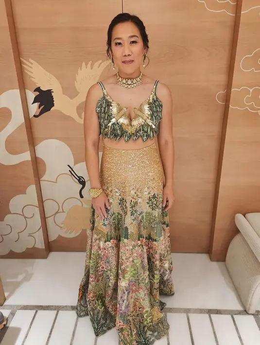 Sedangkan Priscillia mengenakan lehenga dengan detail warna dan corak yang mewah. [@pinkvilla]