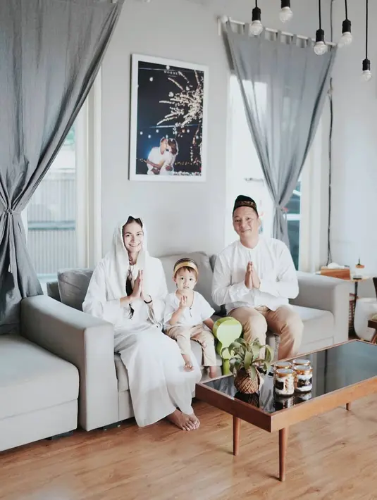 Hal itu juga terlihat beberapa hari jelang lebaran. Para perantau mudik untuk bisa ketemu dengan orangtua atau saudaranya di kampung. Begitu juga dengan Ringgo Agus Rahman dan Sabai Morscheck. (Instagram/ringgoagus)