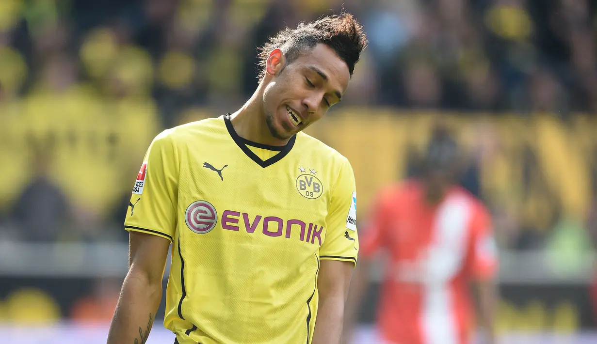 Akhir-akhir ini, Pierre-Emerick Aubameyang sedang mengalami banyak masalah bersama Arsenal, mulai dicopot dari ban kapten dan terancam dedepak dari Emirates. Padahal, ia meruapakan salah satu penyerang top saat berseragam Borussia Dortmund. (AFP/Patrik Stollarz)