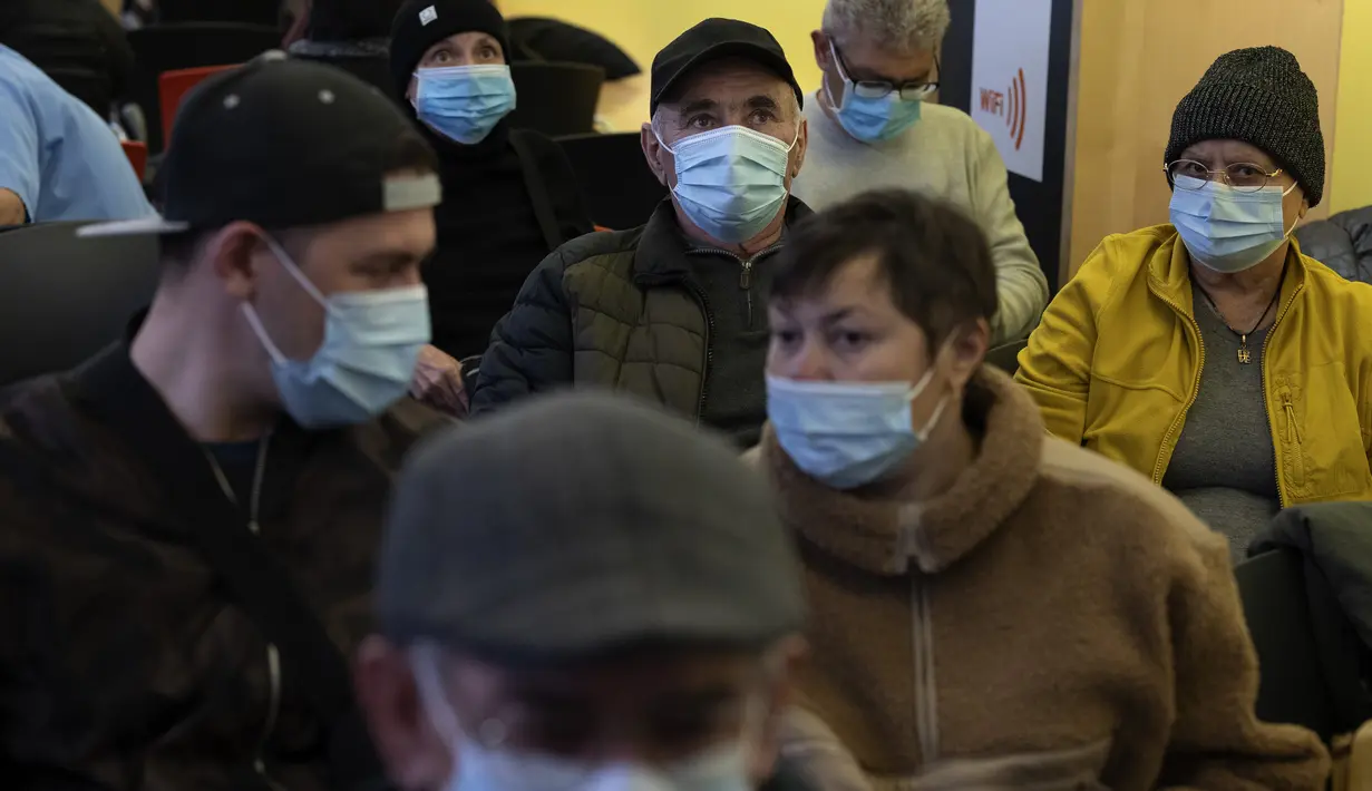 Kepala kesehatan regional dan nasional bertemu pada hari Senin untuk memutuskan apakah akan memperpanjang kewajiban penggunaan masker di semua fasilitas kesehatan. (AP Photo/Emilio Morenatti)