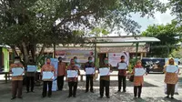 MSIG Indonesia menyerahkan donasi peralatan pencegahan penularan Covid-19 kepada 12 SD di Paliyan, Gunung Kidul, Yogyakarta. (Dok MSIG Indonesia)