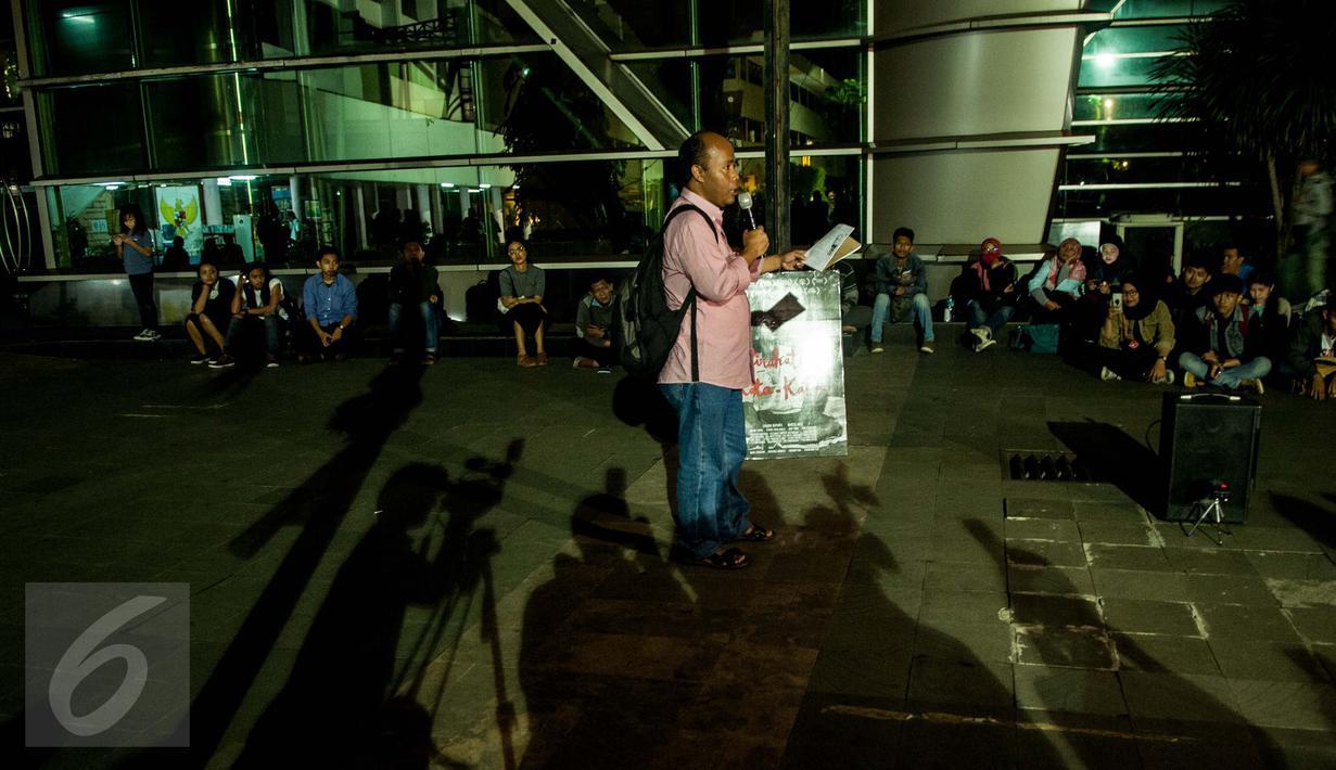 Adik Sastrawan dan Aktivis HAM Widji Thukul, Wahyu Susilo membacakan puisi - puisi karya Widji Thukul di Taman Ismail Marzuki, Jakarta, Selasa (24/1). (Liputan6.com/Gempur M Surya)