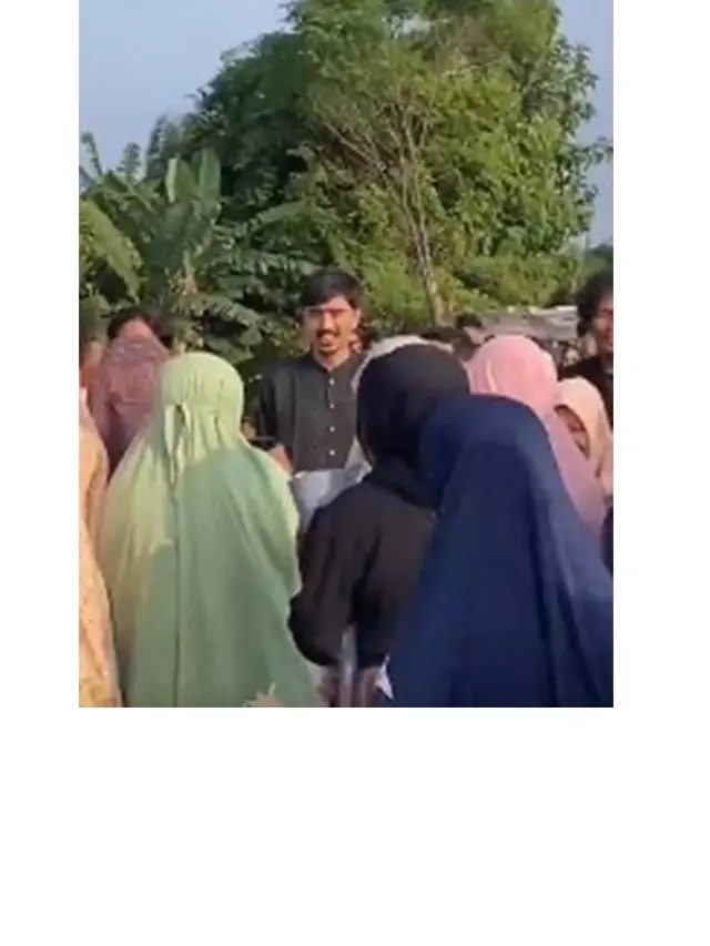 6 Momen Duta Sheila On 7 Diserbu Emak-Emak Usai Sholat Idul Adha, Ramah Sapa Fans