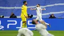 Pada menit ke-96, Karim Benzema mencetak gol balasan kedua. Serangan balik, Vinicius Junior lolos di sayap kiri dan mengirim umpan tarik untuk disambut sundulan Benzema. Skor berubah menjadi 2-3. (AP/Manu Fernandez)