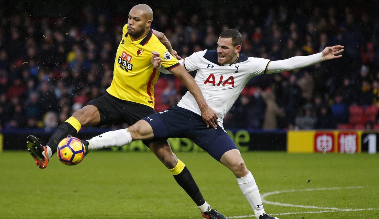 Pemain Tottenham, Vincent Janssen (kanan) brebut bola dengan pemain Watford, Younes Kaboul  pada laga Premier League di Vicarage Road, (1/1/2017). Spurs menang 4-1. (Action Images via Reuters/Paul Childs)