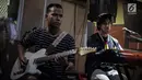 Keyboardist band NeV+ Randy Danistha (kanan) saat menggelar latihan bersama Sophia Latjuba di Musica Studio, Jakarta, Jumat (26/1). (Liputan6.com/Faizal Fanani)