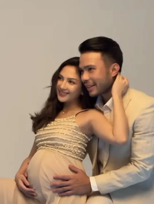 Untuk look pertama, Jessica Mila tampil dengan dress warna earth tone spaghetti strap dengan atasan beraksen.  [@jscmila]