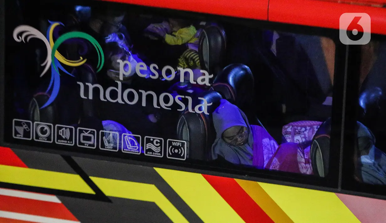 Kepolisian memberlakukan delay sistem di dalam Tol Tangerang-Merak pada Kamis (20/4) dini hari. (Liputan6.com/Faizal Fanani)