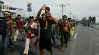 Ratusan warga Suku Sakai jalan kaki ke Gubernur Riau (Liputan6.com / M.Syukur)