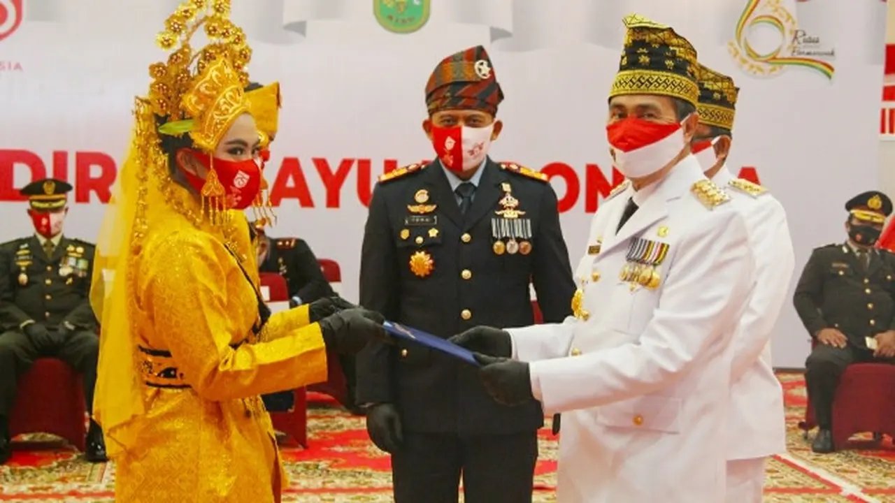 Perwakilan narapidana menerima surat remisi dari Gubernur Riau Syamsuar.