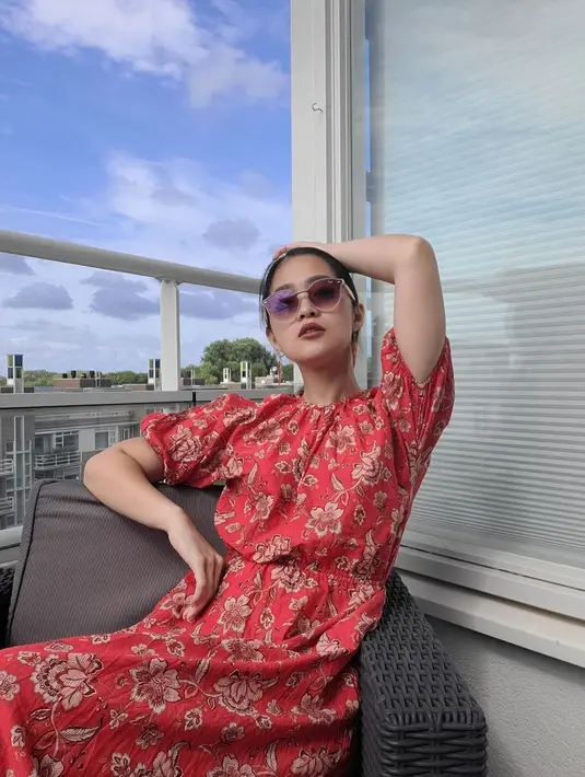 Kakak kandung dari Gisela Cindy ini tampil menawan dengan gaun merah bermotif bunga. Pakai kacamata hitam, wanita kelahiran 31 tahun ini banyak dipuji. (Liputan6.com/IG/@graciaz14)