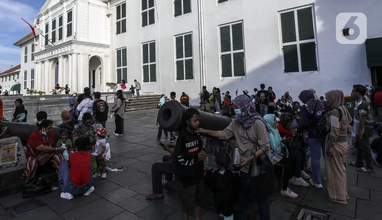 <p>Suasana saat warga menikmati libur Lebaran di kawasan Kota Tua, Jakarta, Sabtu (7/5/2022). Akhir libur Idul Fitri, sejumlah kawasan wisata di Jakarta dipadati pengunjung untuk menghabiskan masa liburannya bersama keluarga dan Kota Tua masih menjadi salah satu destinasi wisata yang digemari warga DKI Jakarta dan sekitarnya. (Liputan6.com/Johan Tallo)</p>