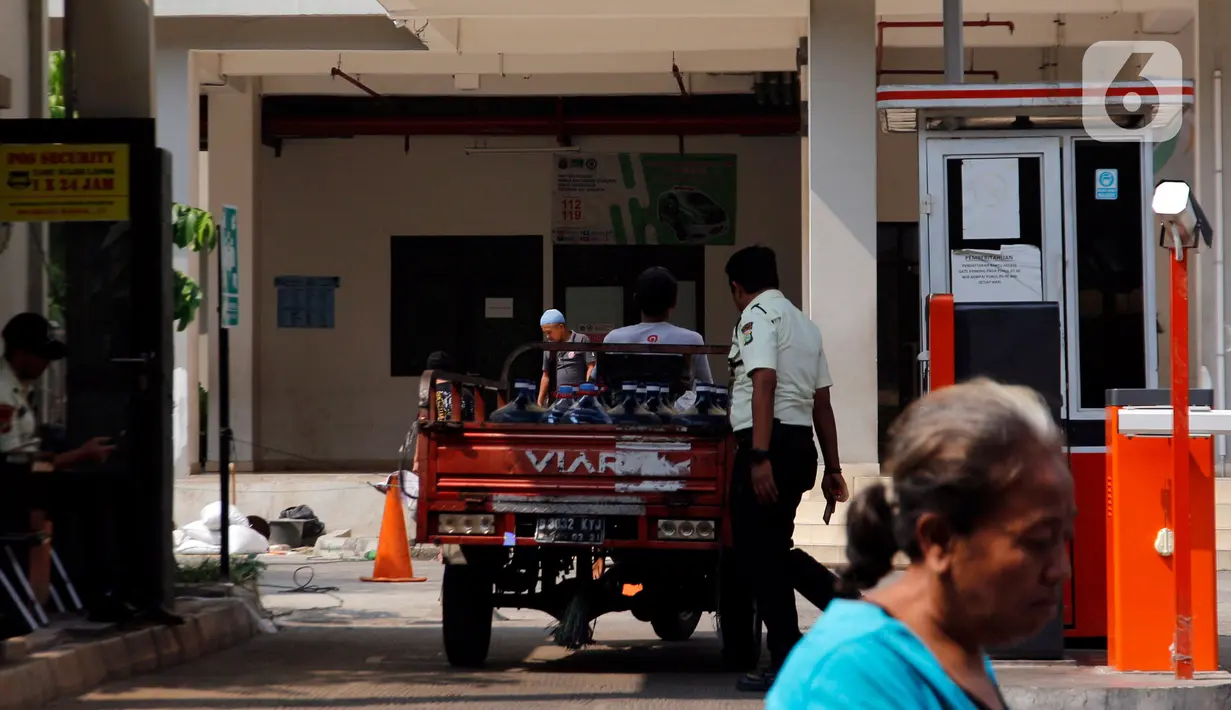Hal ini menanggapi adanya laporan soal penyewa rusunawa memiliki mobil pribadi atau sepeda motor yang mengindikasikan tak termasuk masyarakat berpenghasilan rendah (MBR). (Liputan6.com/Johan Tallo)