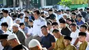 Keputusan itu diambil usai Kementerian Agama melakukan pemantauan hilal di 117 titik yang tersebar di seluruh Indonesia dan sidang isbat penentuan 1 Syawal 1444 Hijriah pada Kamis (19/3/2026). Tampak dalam foto, umat muslim saat melaksanakan salat Idul Fitri 1447 Hijriah di lingkungan Universitas Muhammadiyah, Banda Aceh pada Jumat 20 Maret 2026. (CHAIDEER MAHYUDDIN/AFP)