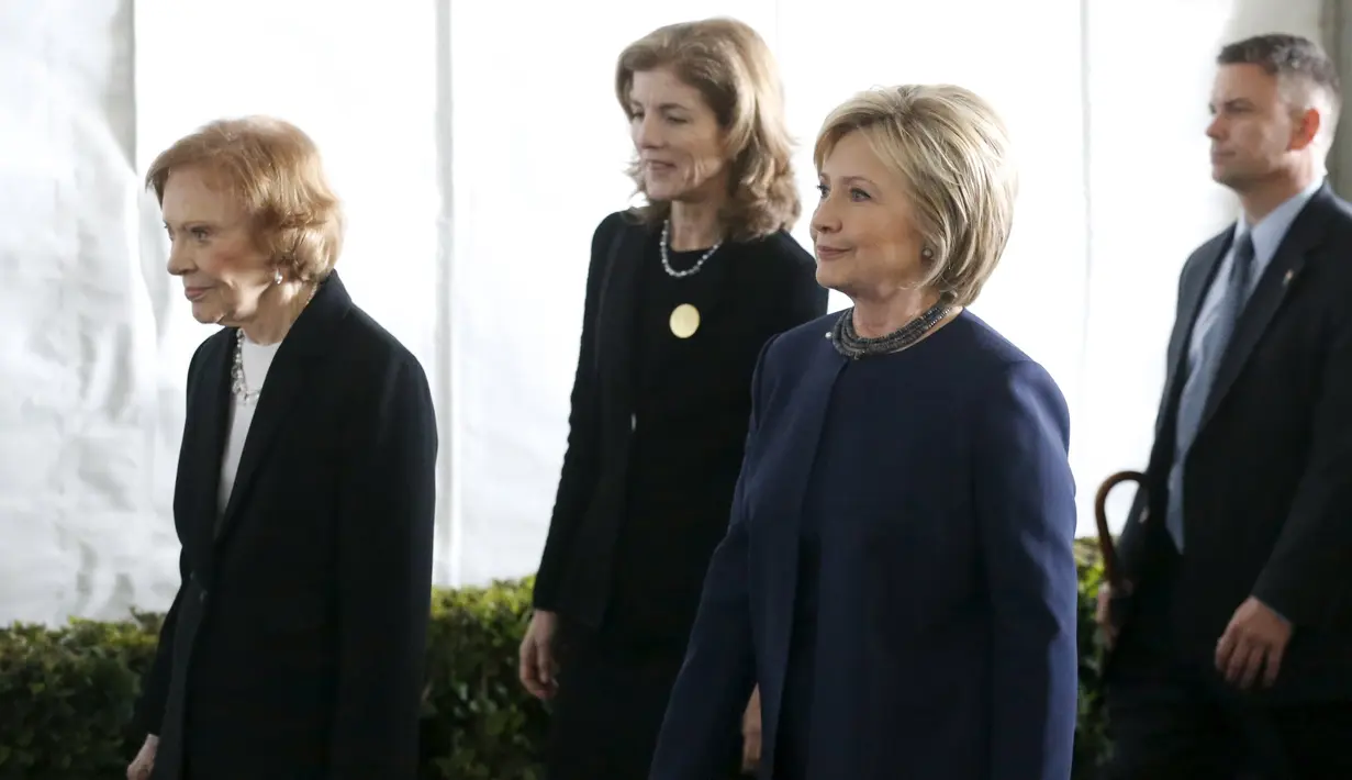 (Ki-ka) Mantan ibu negara Rosalynn Carter, Caroline Kennedy, dan Hillary Clinton menghadiri acara pemakaman mantan ibu negara AS, Nancy Reagan di Simi Valley, California, Jumat (11/3). (REUTERS/Lucy Nicholson)