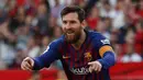 Selebrasi penyerang Barcelona Lionel Messi usai mencetak gol ke gawang Sevilla pada laga La Liga di Stadion Ramon Sanchez Pizjuan, Sevilla, Sabtu (23/2). Barcelona menang 4-2. (AP Photo/Miguel Morenatti)