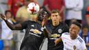 Gelandang Manchester United, Paul Pogba, mengontrol bola saat melawan Real Salt Lake pada laga persahabatan di Stadion Rio Tinto, Utah, Selasa (17/7/2017). MU menang 2-1 atas Salt Lake. (AFP/Gene Sweeney Jr)