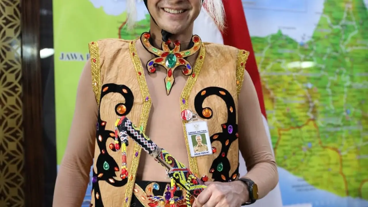 Lengkapi diri dengan Mandau, Gubernur Jateng Ganjar Pranowo tampil unik kenakan pakaian suku Suku Kenya. (Foto: Liputan6.com/Felek Wahyu)