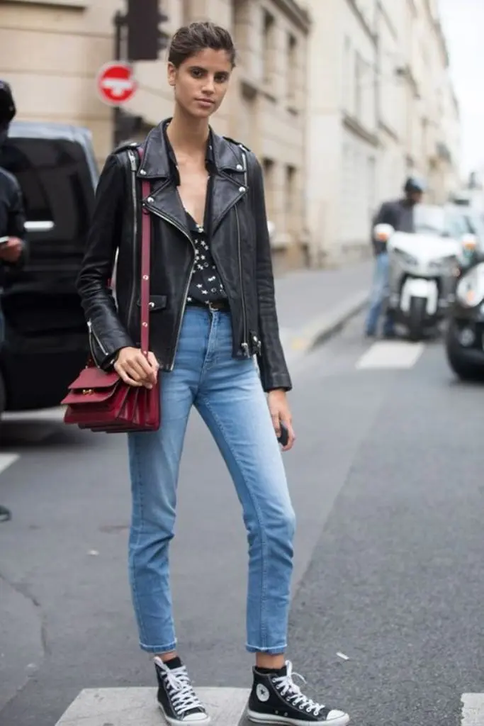 Leather jacket yang bikin penampilan keren ala street styler. (Image: vogue.co.uk)