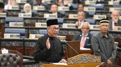 Ketua Partai Keadilan Rakyat Malaysia, Anwar Ibrahim mengucapkan sumpah jabatan dalam upacara pelantikan di Gedung Parlemen, Kuala Lumpur, Senin (15/10). Anwar Ibrahim dilantik sebagai anggota parlemen setelah memenangkan pemilu sela. (MOHD RASFAN/AFP)