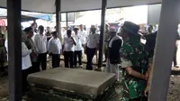 Sajadah batu yang bernama watu gilang itu diyakini bisa mendatangkan celaka bagi Kesultanan Banten jika digeser dari tempatnya kini. (Liputan6.com/Yandhi Deslatama)