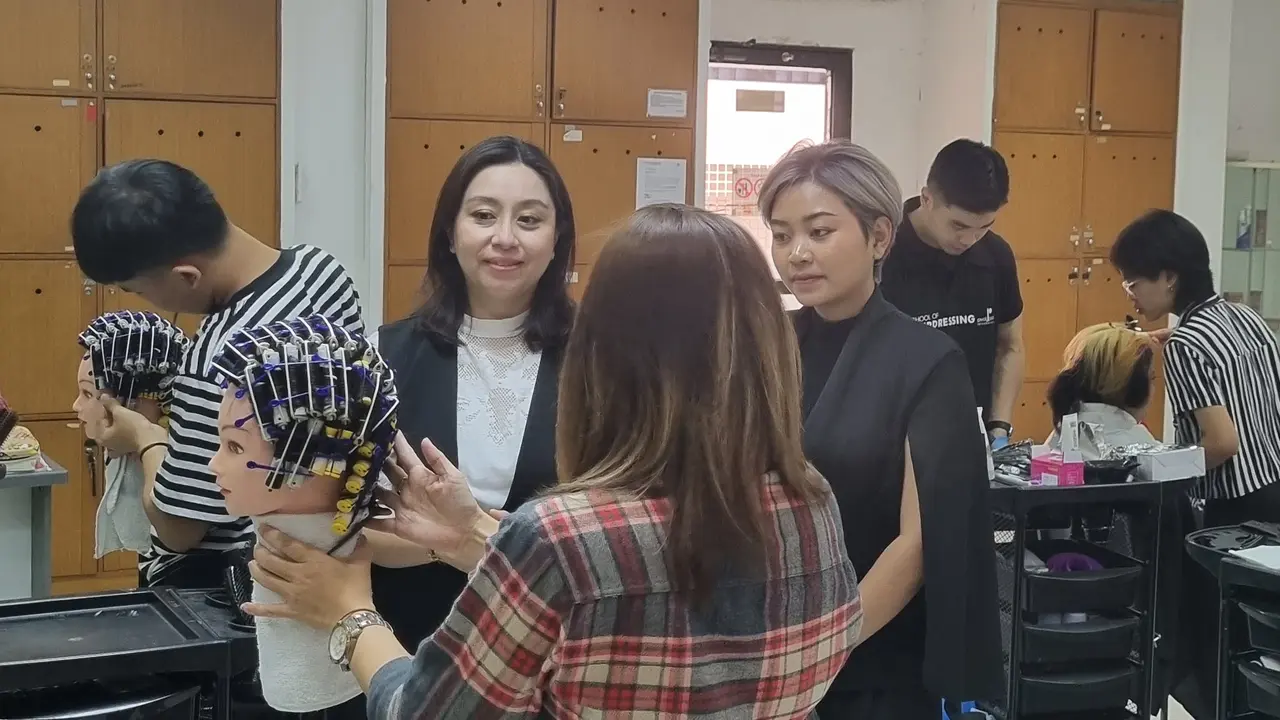 Kegiatan di sekolah tata rias dan kecantikan di Puspita Martha