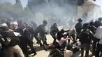 Polisi Israel saat bentrok dengan jemaah muslim Palestina di kompleks masjid al-Aqsa di Yerusalem (11/8/2019). Bentrokan terjadi usai salat Idul Adha Adha. (AP Photo/Illean Mahmoud)