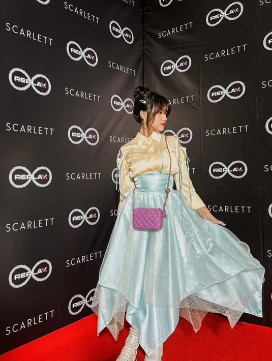 Atasan tersebut dipadukan rok asimetris warna baby blue model high waist dengan tambahan organza putih shinning. Dipadukan dengan sepatu boots putih bertali, sambil membawa mini sling bag ungu.  [@fuji_an]