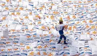 Pekerja melakukan aktivitas bongkar muat beras impor di Pelabuhan Tanjung Priok, Jakarta, Jumat (16/12/2022). Perum Bulog mendatangkan 5.000 ton beras impor asal Vietnam guna menambah cadangan beras pemerintah (CBP) yang akan digunakan untuk operasi pasar. (Liputan6.com/Faizal Fanani)